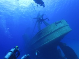 004 Divers on the USS Kittiwake IMG 5497
